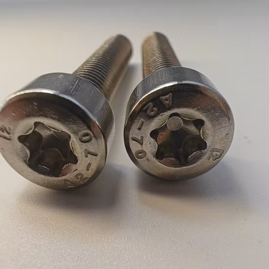Bullone e dado in acciaio inossidabile con testa a esagono incassato standard personalizzato DIN 912. Rondella